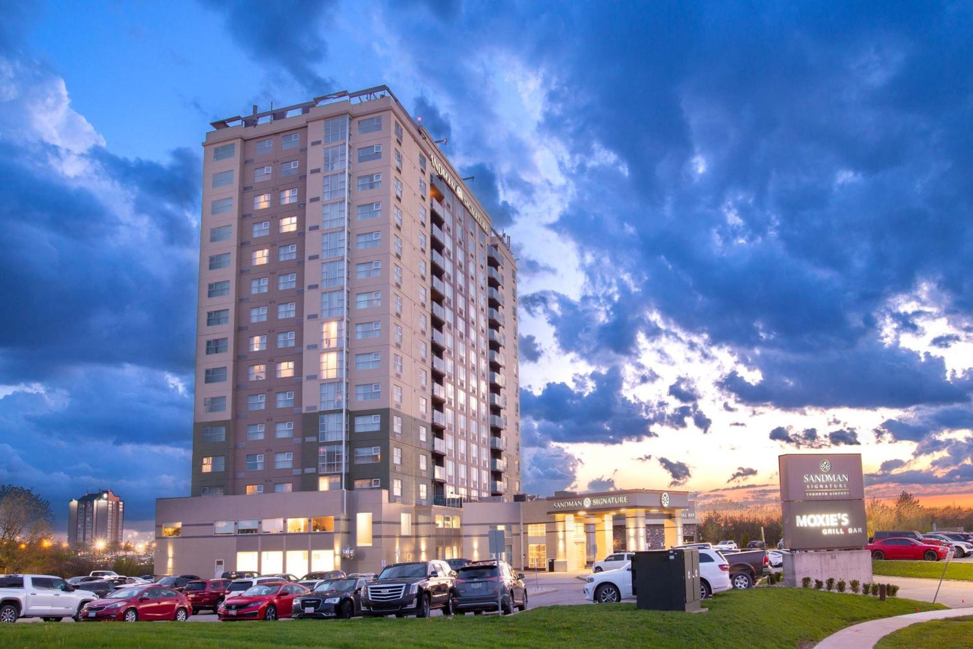 Sandman Signature Toronto Airport Hotel Exterior foto