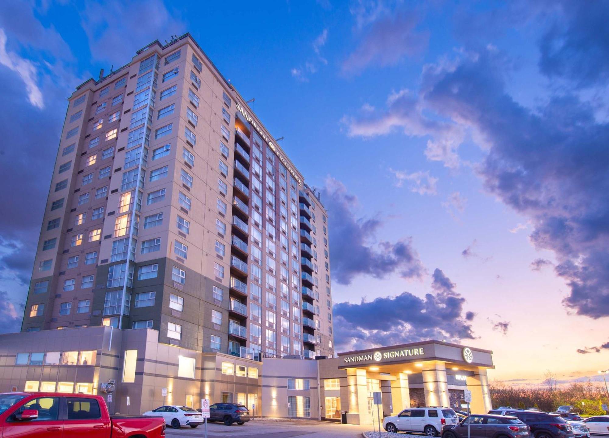 Sandman Signature Toronto Airport Hotel Exterior foto